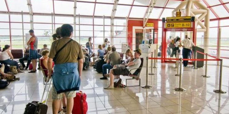 Cuba levantará cuarentena y exigirá certificado de vacunación a viajeros