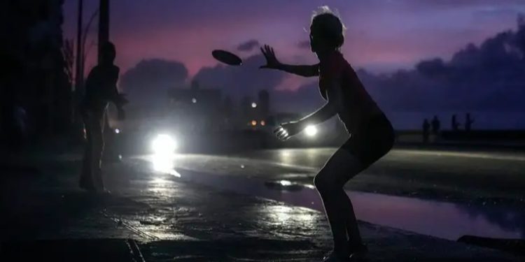 Cuba regresa paulatinamente a su normalidad con apagones