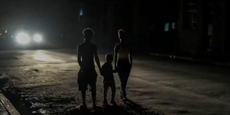 Cuba restablece red eléctrica pero con prolongados apagones
