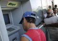 Cuba suspende los depósitos de dólar en efectivo