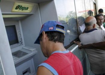 Cuba suspende los depósitos de dólar en efectivo