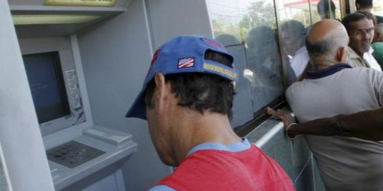 Cuba suspende los depósitos de dólar en efectivo