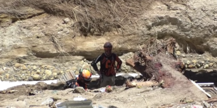 Cuerpos de socorro rescatan a sexta víctima de crecida de río en zona 7 capitalina