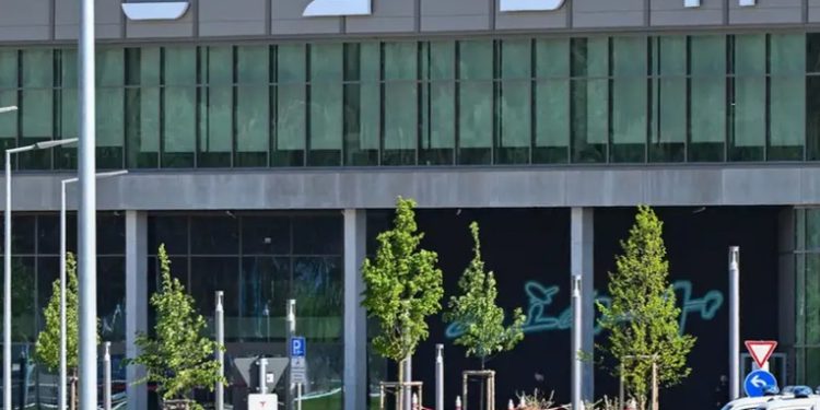 Culmina intensa jornada de protestas contra Tesla en Berlín