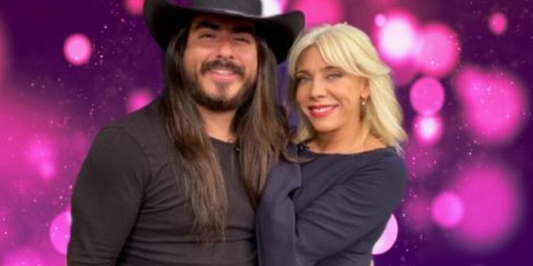 Cynthia Klitbo Captada Por Su Pareja Desde La Cama.