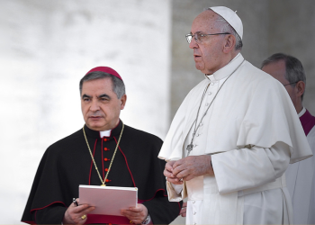 Dan a conocer una conversación telefónica entre el papa Francisco y un excardenal acusado de malversación
