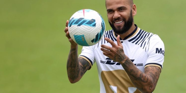 Dani Alves listo para su debut con los Pumas