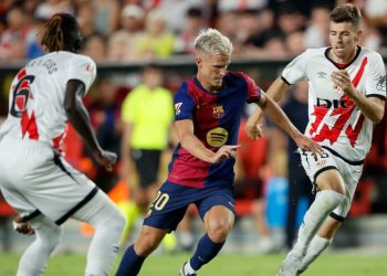 Dani Olmo lidera la remontada del Barça en Vallecas con un debut inmejorable