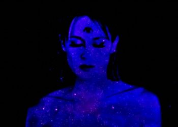 Daniela Carpio mejor conocida como ''Di WAV'' presenta su nuevo tema llamado: ''En Cada Átomo'''