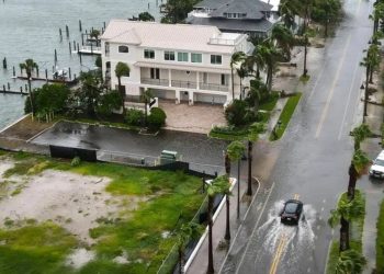 Debby se convierte en huracán y amenaza Florida