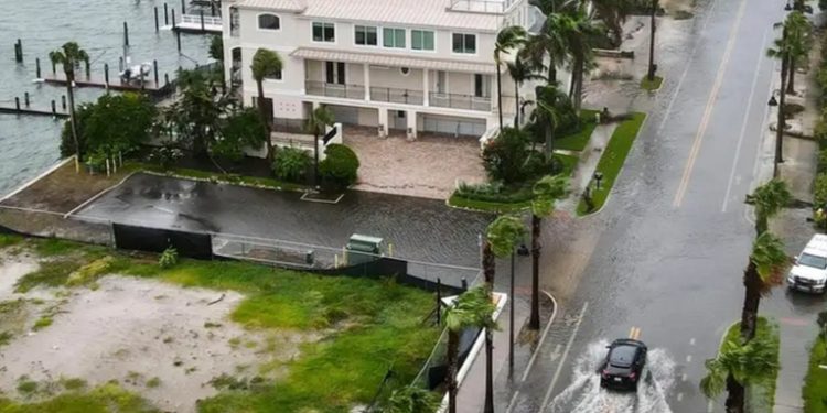 Debby se convierte en huracán y amenaza Florida