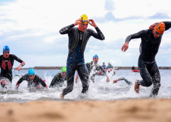 Decenas de atletas enferman con náuseas y diarrea tras participar en un triatlón en el Reino Unido