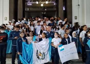 Decenas de atletas llegaron al Congreso para solicitar el apoyo de los diputados