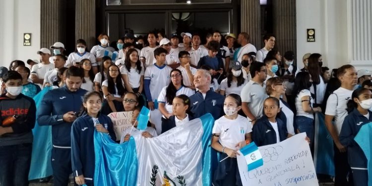 Decenas de atletas llegaron al Congreso para solicitar el apoyo de los diputados