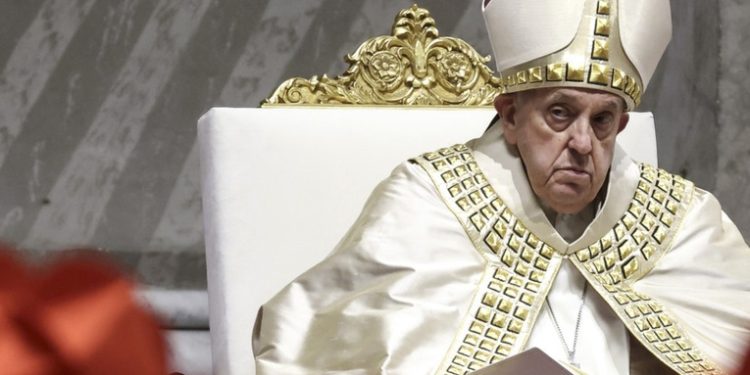 Decenas de empleados amenazan al Vaticano con una demanda sin precedentes