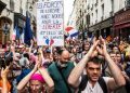 Decenas de miles protestan en Francia contra vacunación
