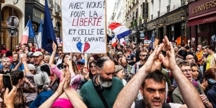 Decenas de miles protestan en Francia contra vacunación