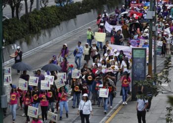 Decenas de mujeres conmemoran con caminata Dia Internacional de la Mujer