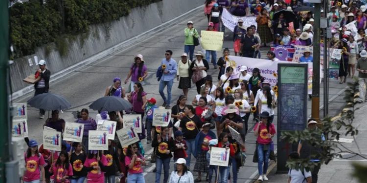 Decenas de mujeres conmemoran con caminata Dia Internacional de la Mujer
