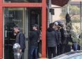 Decenas de personas hacen cola para retirar su dinero de un banco ante el aumento de la incertidumbre financiera en EE.UU.
