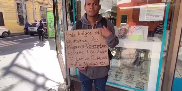 Decenas de venezolanos continúan pidiendo ayuda en las calles de Guatemala