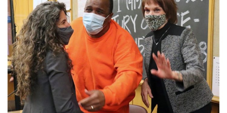 Declaran inocente a un estadounidense que pasó más de tres décadas en prisión por un asesinato que no cometió