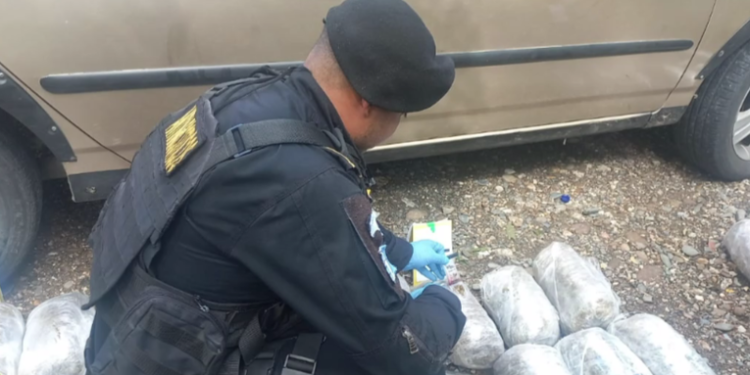 Decomisan 32 paquetes de marihuana ocultos en llantas de automóvil en Río Dulce, Izabal