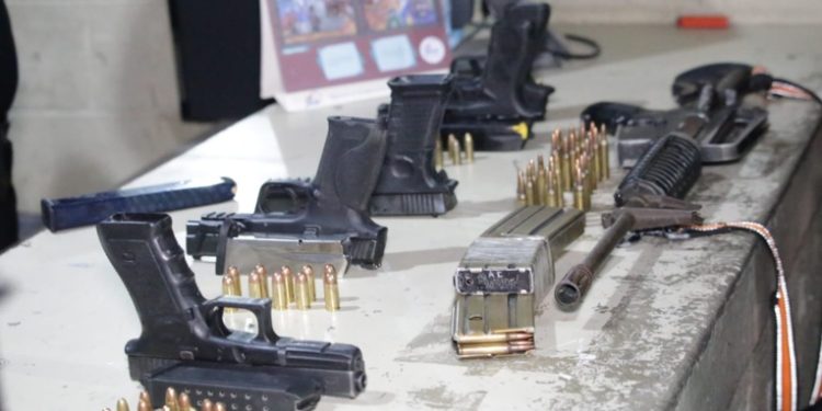 Decomisan pequeño arsenal y radiocomunicadores en operativo en la zona 3