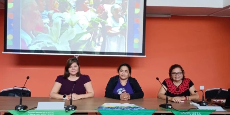 Defensoras de condenadas por aborto en El Salvador celebran liberación de 64 mujeres