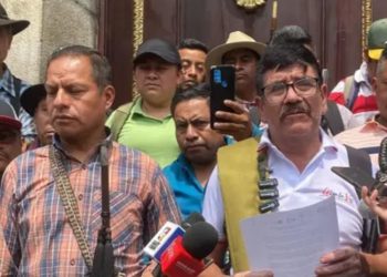 Delegados indígenas exigen acción contra la corrupción frente al Congreso