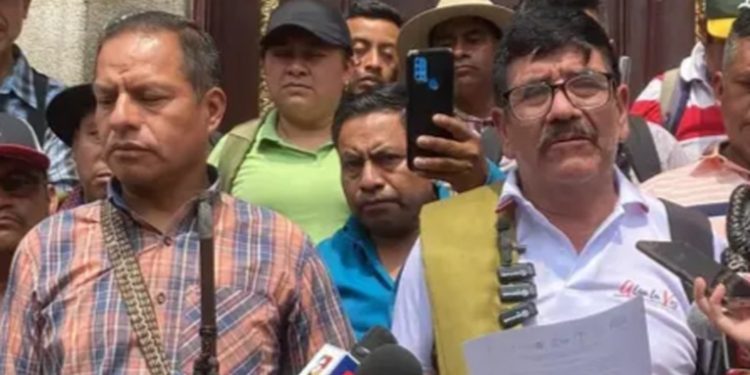 Delegados indígenas exigen acción contra la corrupción frente al Congreso