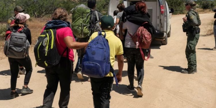 Demandan a Administración Biden por nuevas restricciones al asilo