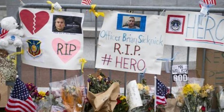 Demandan a Donald Trump por la muerte de un policía tras el asalto al Capitolio