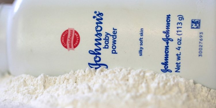 Demandan a Johnson & Johnson por fraude en las demandas por cáncer