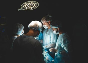 Demandan a un cirujano con un trastorno neurológico por causar cientos de lesiones graves a sus pacientes mientras su hospital lo ignoraba