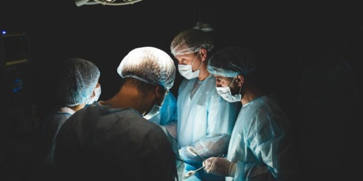 Demandan a un cirujano con un trastorno neurológico por causar cientos de lesiones graves a sus pacientes mientras su hospital lo ignoraba