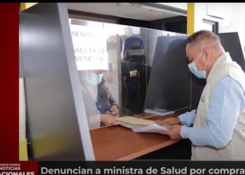 Denuncian a ministra de Salud por compra de vacunas rusas