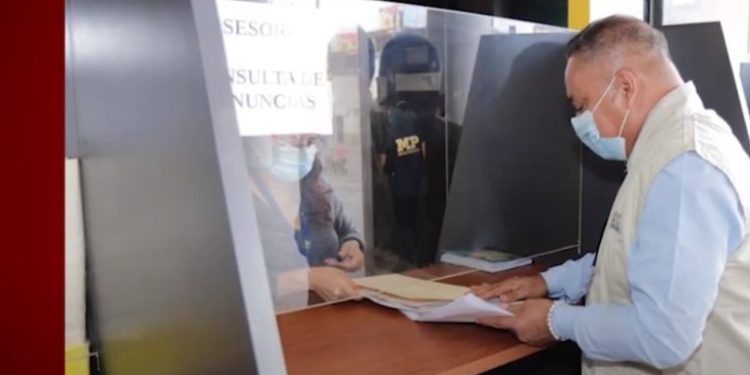 Denuncian a ministra de Salud por compra de vacunas rusas