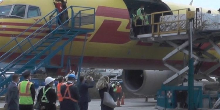 Denuncian a Presidente y Ministra por compra de vacunas