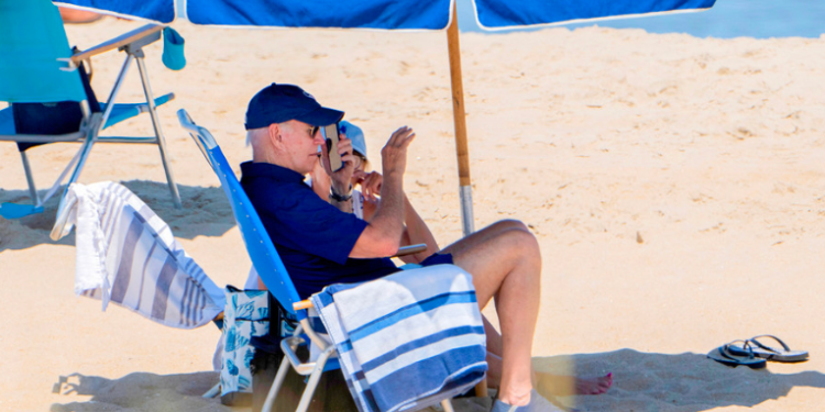 Denuncian que Biden ha pasado casi el 40 % de su mandato de vacaciones