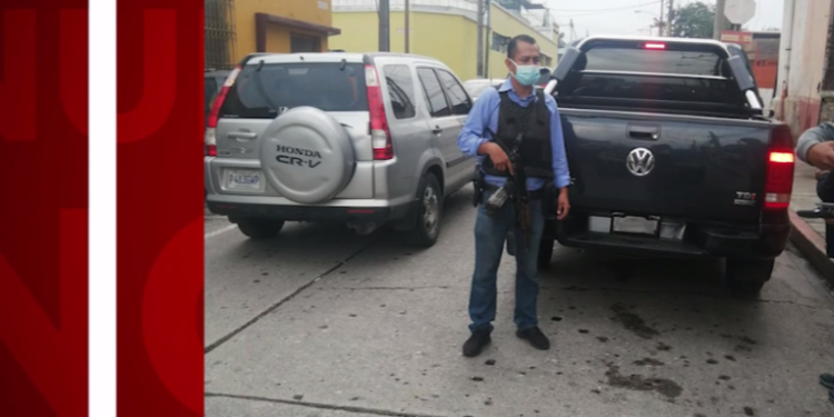 Denuncian que supuestos policías agreden a automovilista en plena vía pública