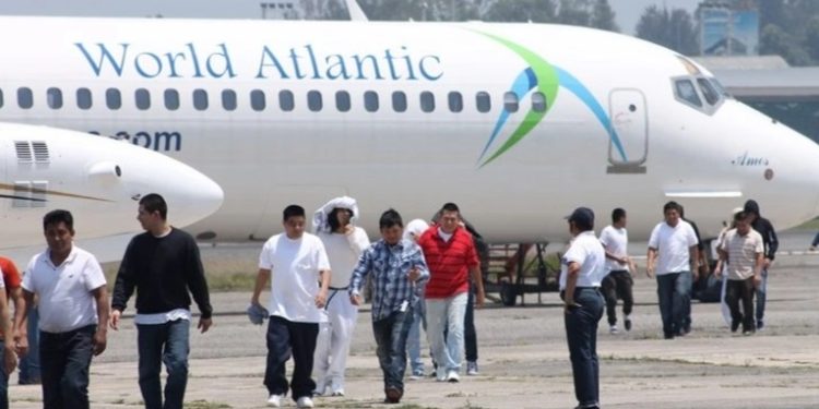 Deportan desde Estados Unidos al penúltimo grupo de 132 guatemaltecos bajo el titulo 42