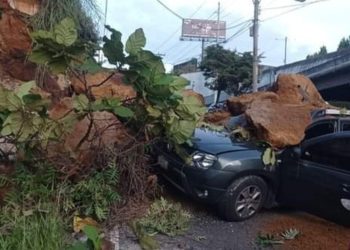 Derrumbe afecta paso vehicular en bulevar San Cristóbal, Mixco