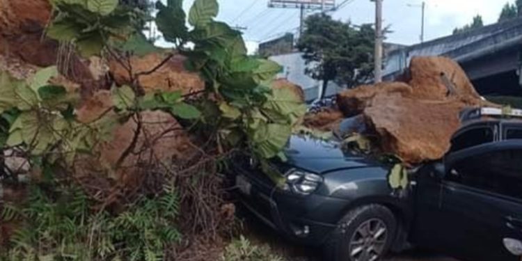 Derrumbe afecta paso vehicular en bulevar San Cristóbal, Mixco