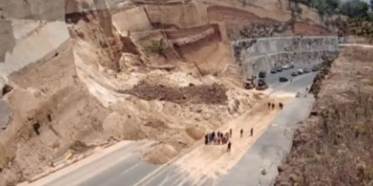 Derrumbes provocados por lluvias generan dificultades en el libramiento de Chimaltenango