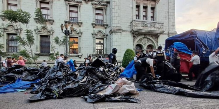 Operativo retira estructuras instaladas por maestros en el Centro Histórico