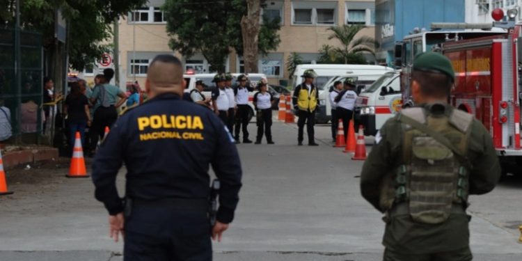 Desalojo en Hospital Roosevelt tras activación de alarma de bomba resulta ser falsa