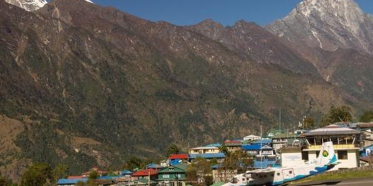 Desaparece avión con 22 personas a bordo en Nepal