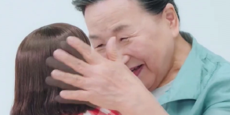 Desarrollan muñeca con IA para aliviar la sensación de aislamiento por pandemia