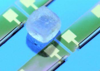Desarrollan una revolucionaria baterí­a recargable submilimétrica más pequeña que un grano de sal